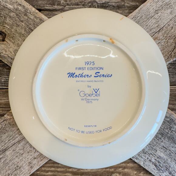 1975 Goebel W. Germany First Edition of The Mothers Series-Woodland Rabbits-7.5” - Picture 4 of 8